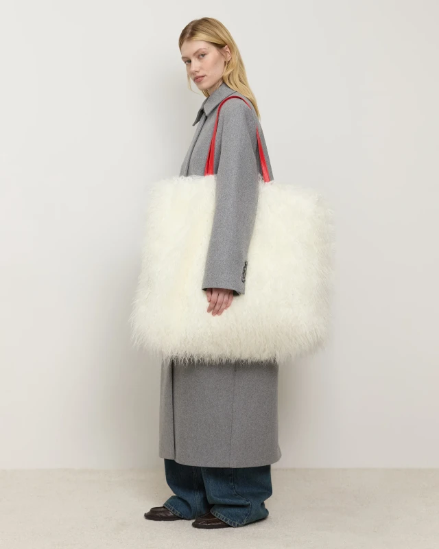 Мода на масштаб: этой зимой выбираем (очень) большие аксессуары