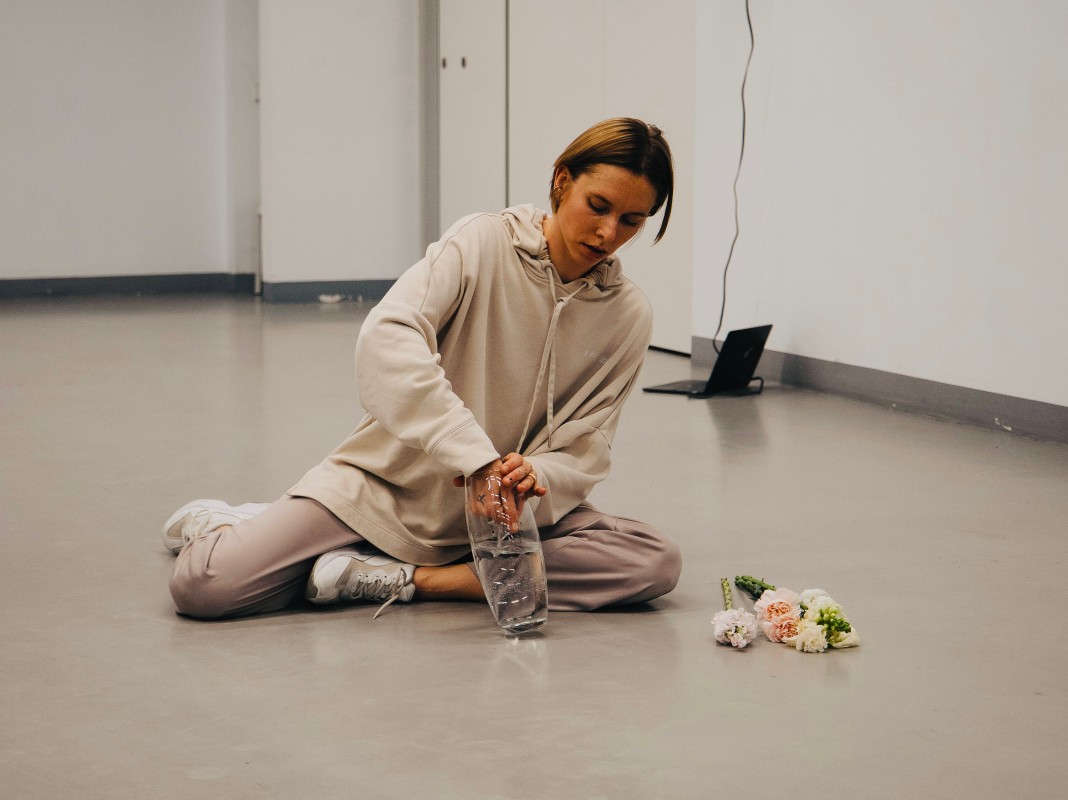 Танцевальный спектакль "л и к и.feat" Ани Кравченко. В кадре: Юля Авраменко. Фото: Лада Бельская. Предоставлено пресс-службой ММОМА