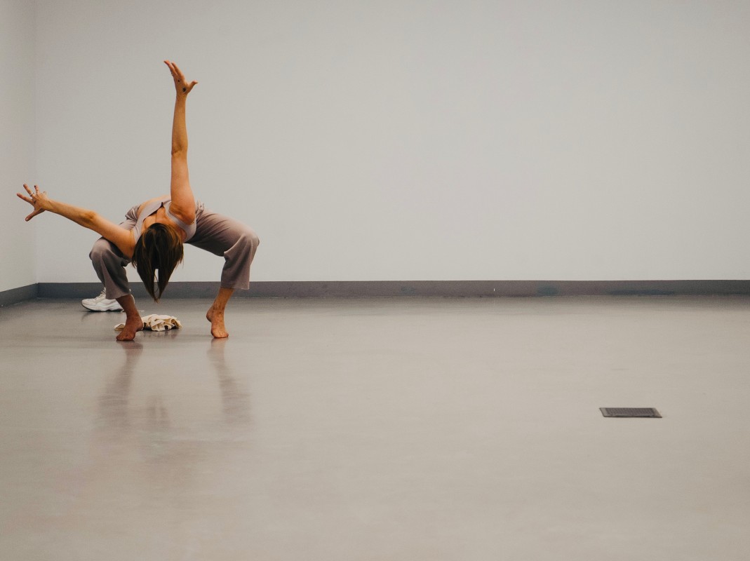 Танцевальный спектакль "л и к и.feat" Ани Кравченко. В кадре: Юля Авраменко. Фото: Лада Бельская. Предоставлено пресс-службой ММОМА