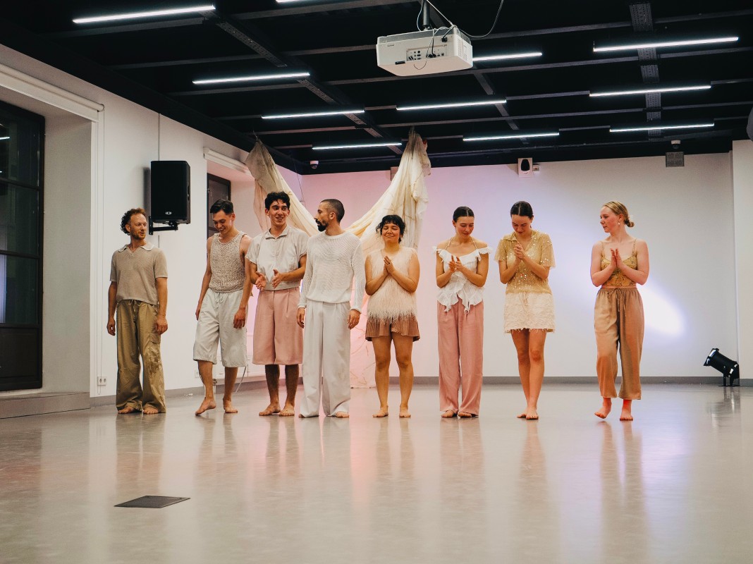 Танцевальный перформанс "Сиреневый пульсирующий блеск" Маши Шешуковой. Фото: Лада Бельская. Предоставлено пресс-службой ММОМА