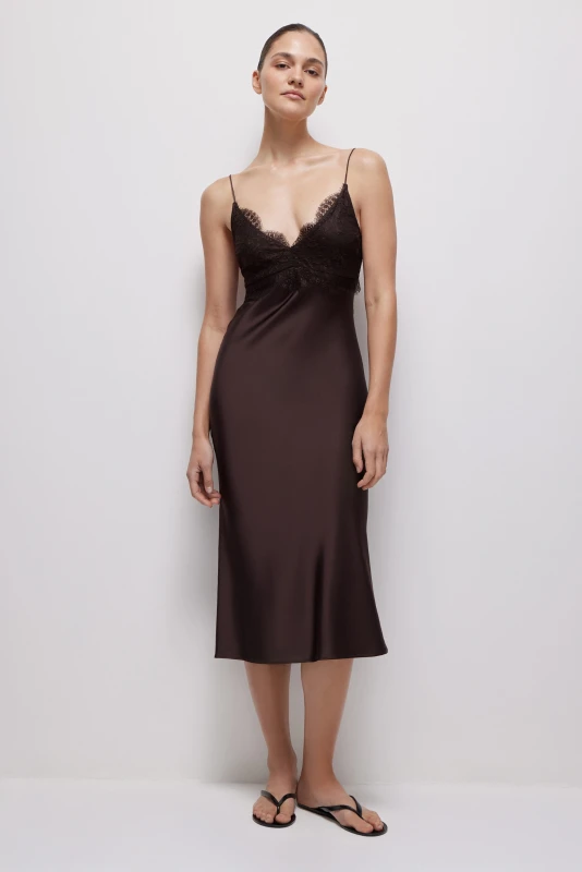 Back to Brown: почему коричневый монохром стал главным зимним трендом
Back to Brown: почему коричневый монохром стал главным зимним трендом