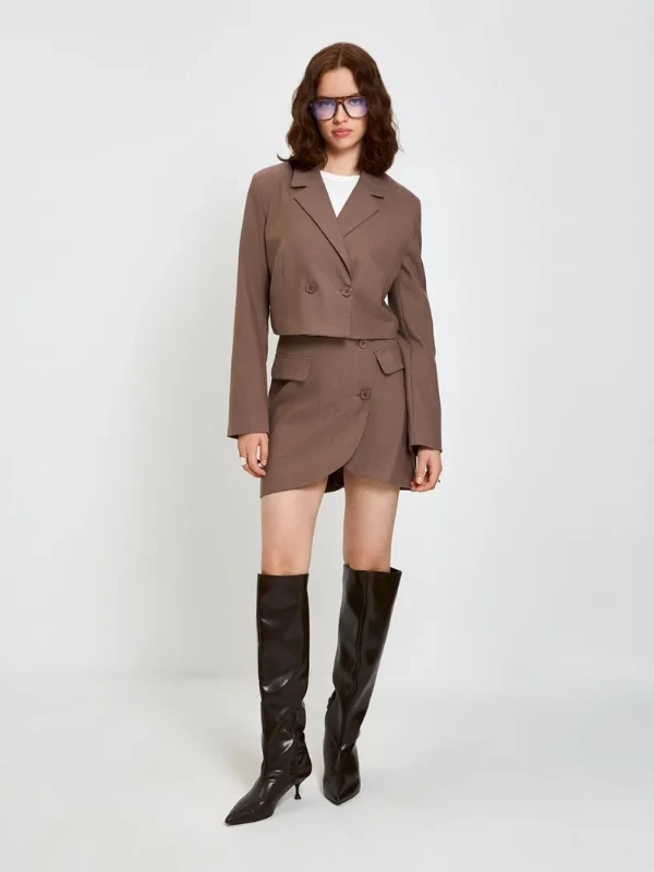 Back to Brown: почему коричневый монохром стал главным зимним трендом
Back to Brown: почему коричневый монохром стал главным зимним трендом