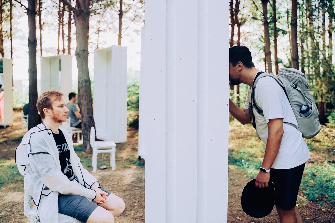 Посетители фестиваля "Архстояние" у арт-объекта "Исправительное учреждение". Фото предоставлено пресс-службой бюро Archpoint