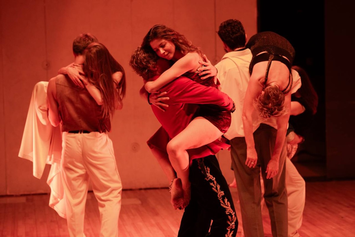 Процессуальное пластическое полотно "ПомПейParty" в постановке Лины Лангнер. Фото: Олимпия Орлова. Предоставлено пресс-службой Электротеатра