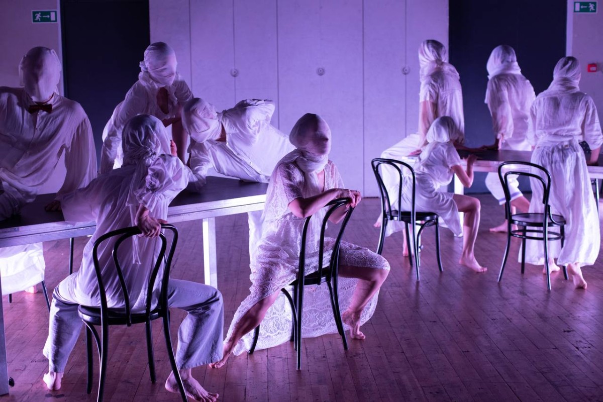 Процессуальное пластическое полотно "ПомПейParty" в постановке Лины Лангнер. Фото: Олимпия Орлова. Предоставлено пресс-службой Электротеатра