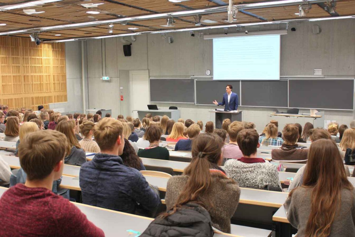 Изображение сгенерировано при помощи нейросети Midjourney