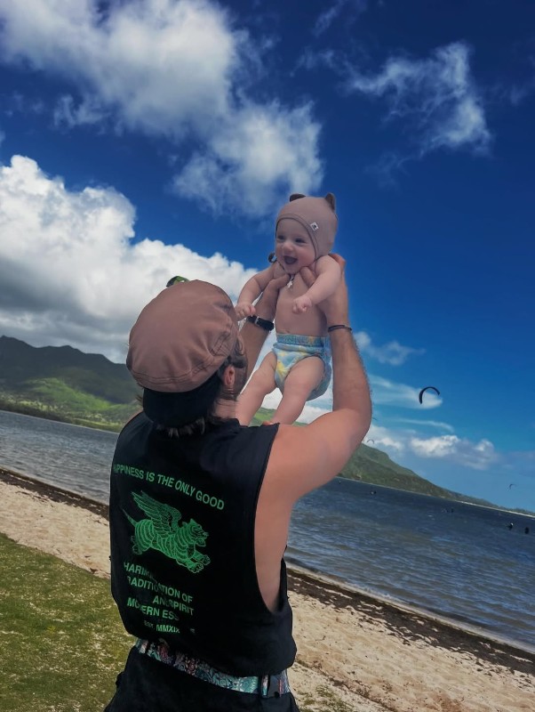 Илья Глинников с ребенком. Фото: соцсети/@glinnikov1st