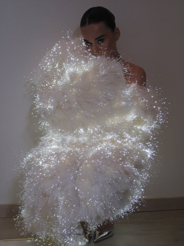 Кэти Перри появилась на Joy Awards 2026 в светящейся накидке Clara Daguin