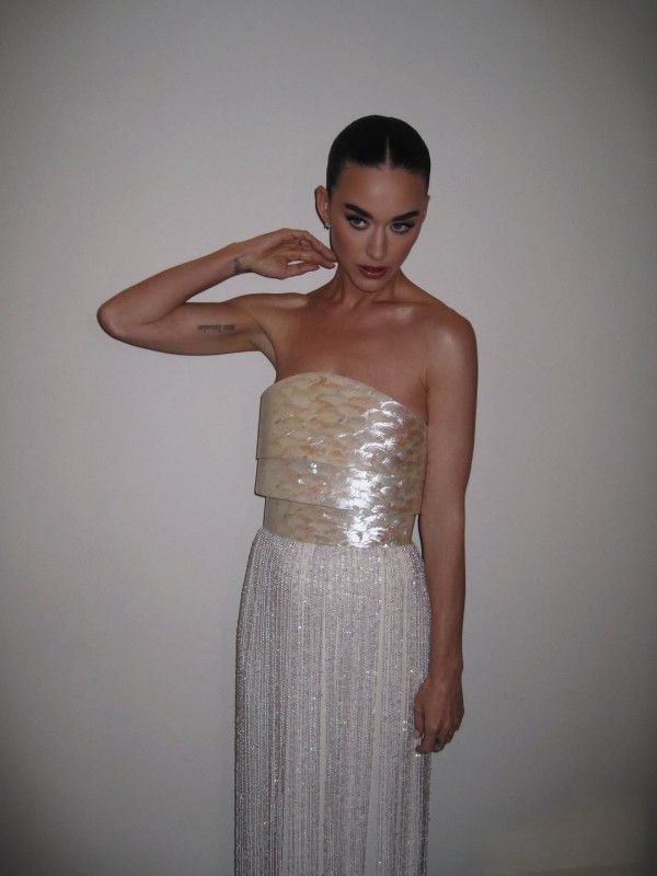 Кэти Перри появилась на Joy Awards 2026 в светящейся накидке Clara Daguin