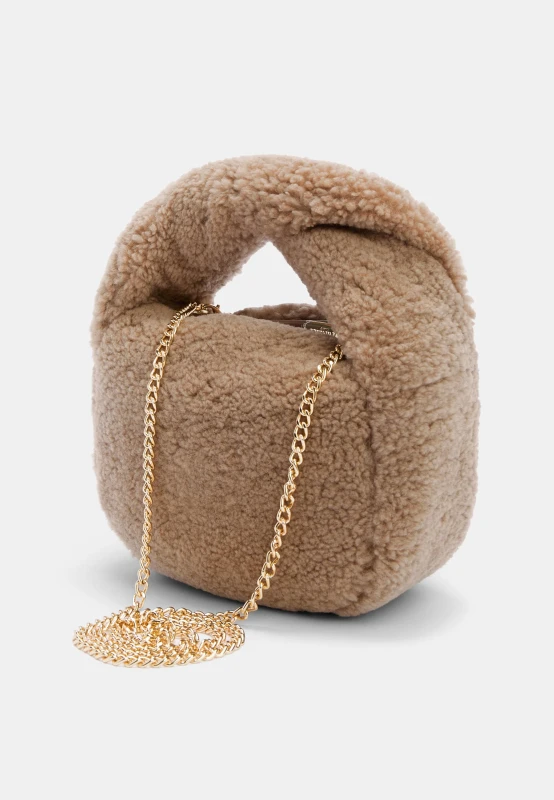 Не только шуба: 5 меховых аксессуаров, на которые стоит обратить внимание Не только шуба: 5 меховых аксессуаров, на которые стоит обратить внимание