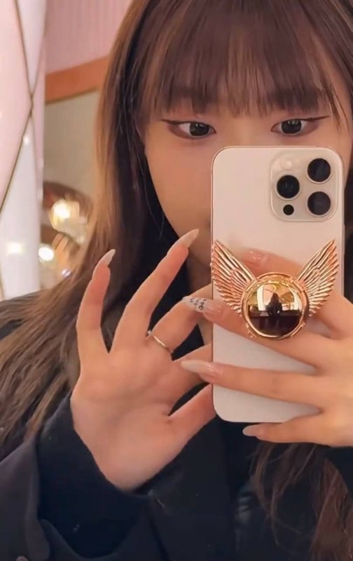 Фото: соцсети / @charlottetilbury. Держатель на телефон в форме мини-пудры