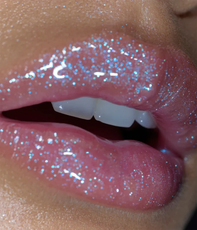 Фото: архивы пресс-службы R.E.M. Beauty. Блестящий бальзам для губ ESSENTIAL DRIP