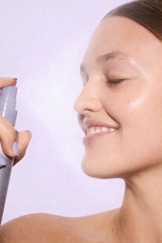 Фото: архивы пресс-службы Fenty Beauty. Увлажняющий нектар-спрей для лица Dew N Plump