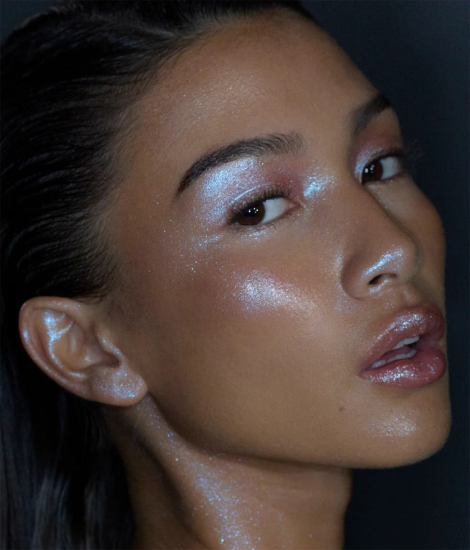 Фото: архивы пресс-службы R.E.M. Beauty. Блестящий бальзам для губ ESSENTIAL DRIP