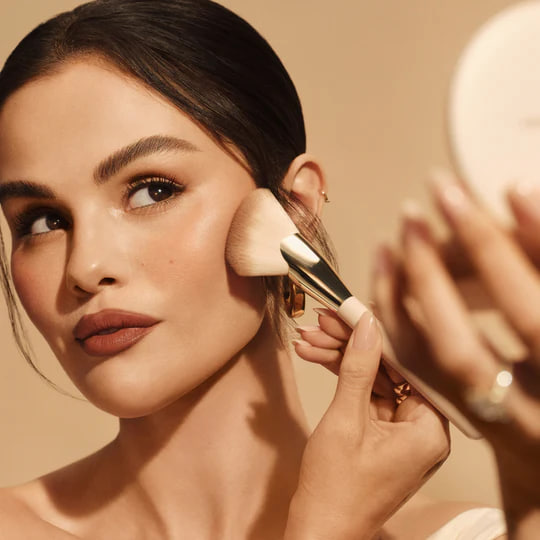 Фото: архивы пресс-службы Rare Beauty. Матовая пудра-бронзер Warm Wishes