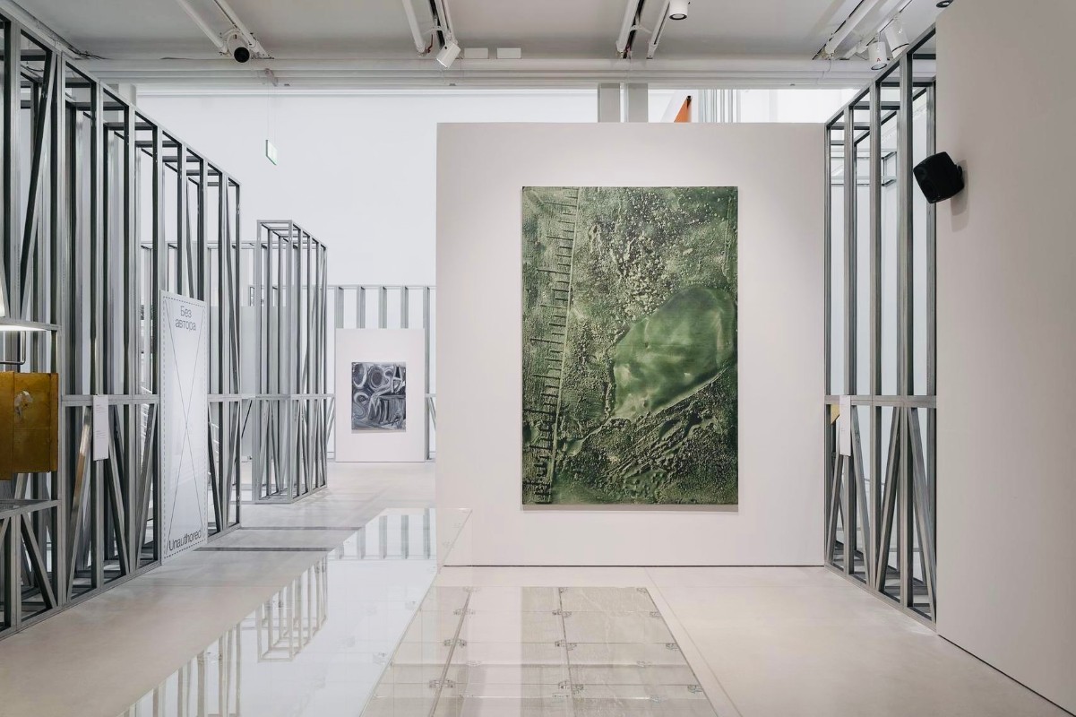 Фрагмент экспозиции выставки "Краткая история отсутствия" в Доме культуры "ГЭС-2" в 2023 году. Фото: Даниил Анненков. Предоставлено пресс-службой Дома культуры "ГЭС-2"