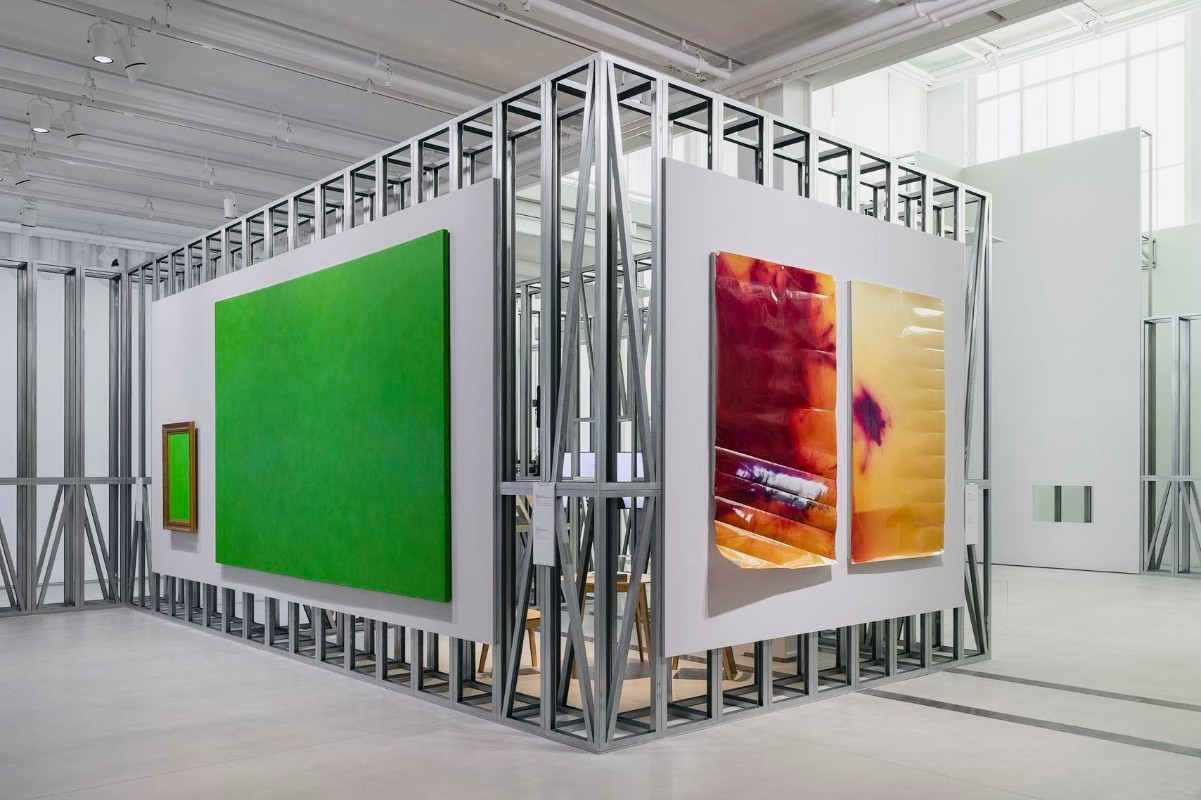 Фрагмент экспозиции выставки "Краткая история отсутствия" в Доме культуры "ГЭС-2" в 2023 году. Фото: Даниил Анненков. Предоставлено пресс-службой Дома культуры "ГЭС-2"