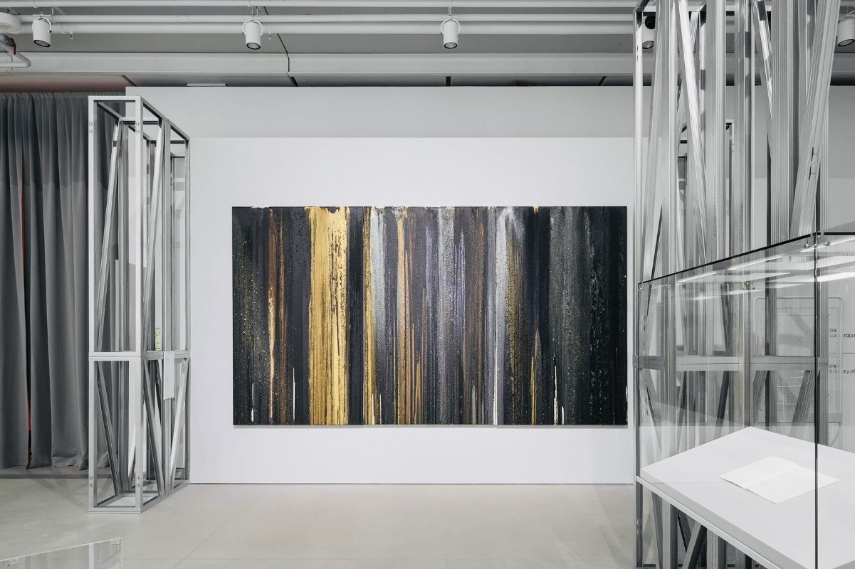 Фрагмент экспозиции выставки "Краткая история отсутствия" в Доме культуры "ГЭС-2" в 2023 году. Фото: Даниил Анненков. Предоставлено пресс-службой Дома культуры "ГЭС-2"