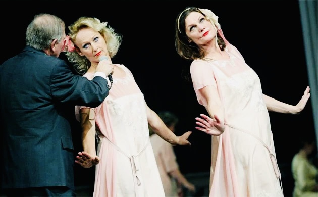 Сцена из второй версии спектакля “Танцующие мечты” 2000 года. Фото: Кинопоиск.ру