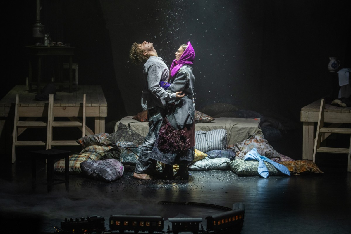 Сцена из спектакля "Марьино поле". Фото: Олимпия Орлова. Предоставлено пресс-службой Электротеатра