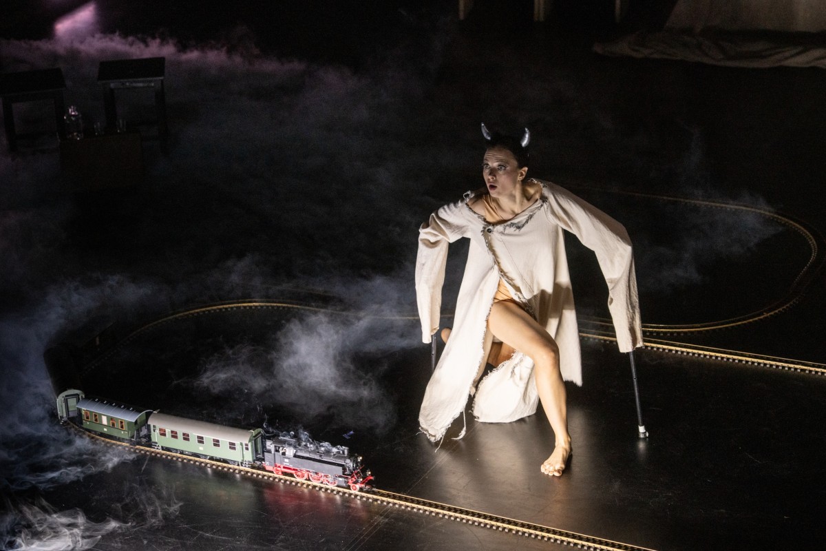 Сцена из спектакля "Марьино поле". Фото: Олимпия Орлова. Предоставлено пресс-службой Электротеатра