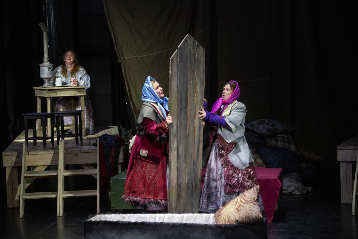 Сцена из спектакля "Марьино поле". Фото: Олимпия Орлова. Предоставлено пресс-службой Электротеатра
