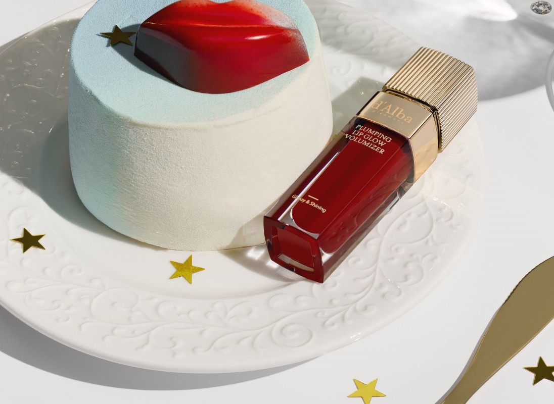 Фото: архивы пресс-службы d'Alba. Блеск-плампер Plumping Lip Glow Mood Volumizer, оттенок Ruby Rosę