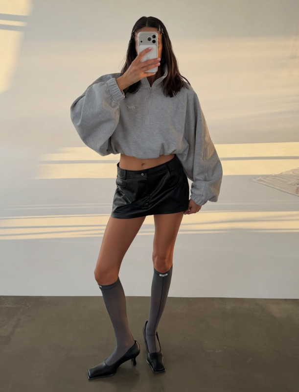 Чулочный бум: 5 образов с самой трендовой вещью весны 2026 Чулочный бум: 5 образов с самой трендовой вещью весны 2026