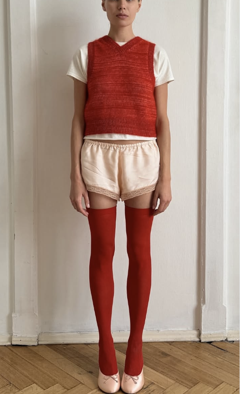 Чулочный бум: 5 образов с самой трендовой вещью весны 2026 Чулочный бум: 5 образов с самой трендовой вещью весны 2026