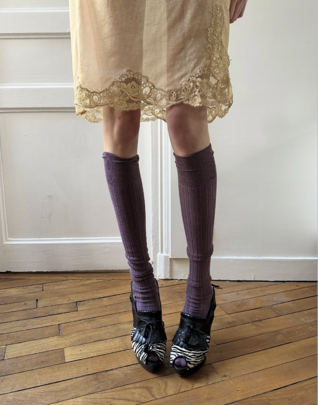 Чулочный бум: 5 образов с самой трендовой вещью весны 2026 Чулочный бум: 5 образов с самой трендовой вещью весны 2026