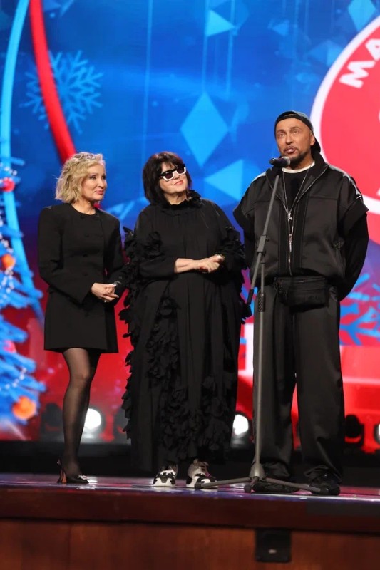 Слева Елена Лапик, генеральный директор, продюссер премии МАРКА №1 В РОССИИ, Валентина Ростовщикова, председатель правления Fashion Hub Russia, Игорь Гуляев, модельер, телеведущий.