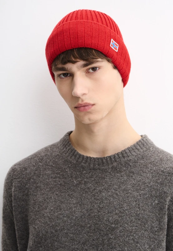 Аксессуары-акценты: цветные шарфы, перчатки, шапки в мужском гардеробе Аксессуары-акценты: цветные шарфы, перчатки, шапки в мужском гардеробе