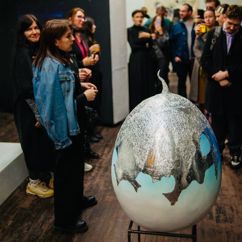 Экскурсия по выставке "Ретроградный Меркурий" (2025). Фото: Григорий Якимов. Из архива кураторской группы NoNameForNow.