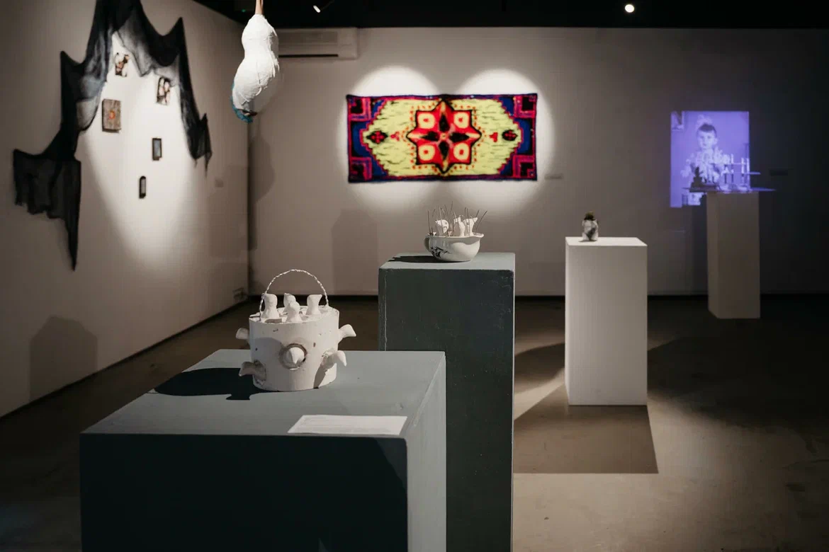 Фрагмент выставки "ФОМ" в галерее "Пересветов переулок" (2025). Фото их архива кураторской группы NoNameForNow