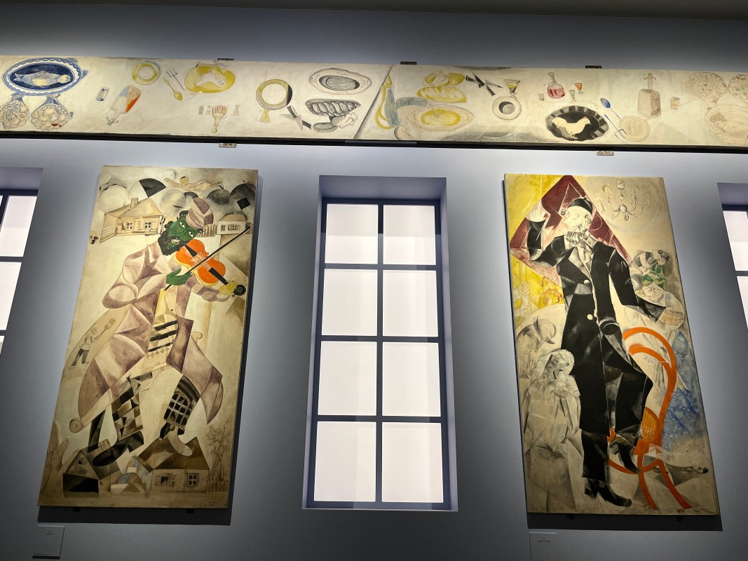 Фрагмент экспозиции выставки "Марк Шагал. Радость земного притяжения". Фото: Юлия Крышевич