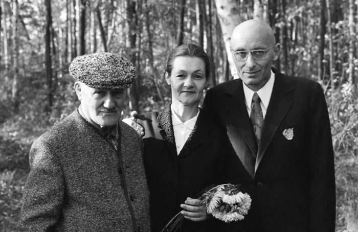 Фрагмент документации акции "Голое платье" (1977) Риммы и Валерия Герловиных. Из собрания Государственной Третьяковской галереи