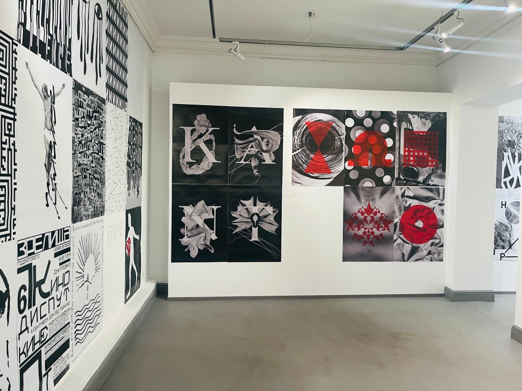 Фрагмент экспозиции биеннале плакатного искусства "Золотая пчела 16" (0+) в Тульском историко-архитектурном музее. Фото: Юлия Крышевич