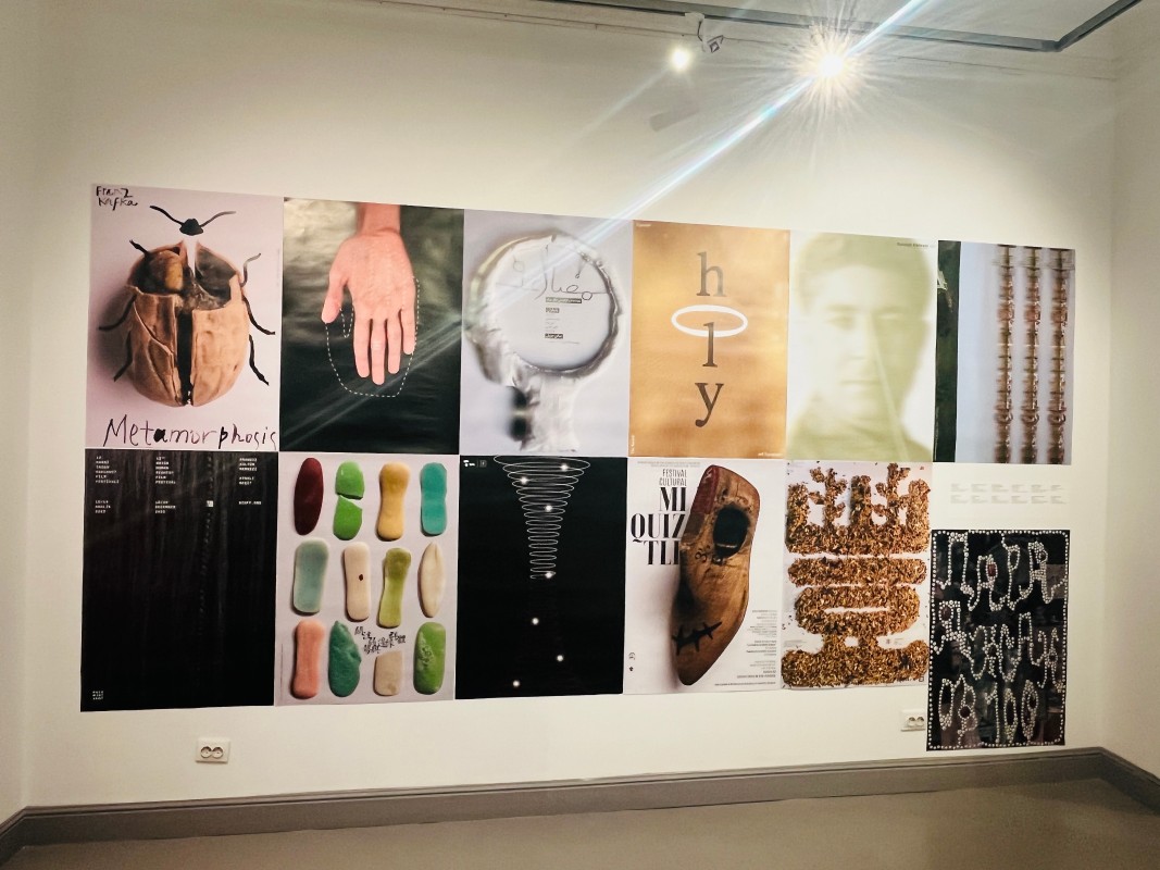 Фрагмент экспозиции биеннале плакатного искусства "Золотая пчела 16" (0+) в Тульском историко-архитектурном музее. Фото: Юлия Крышевич