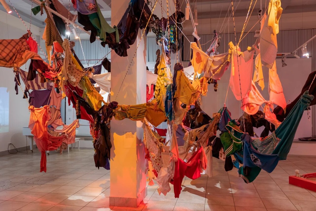 Фрагмент экспозиции выставки "Альтерглобализм" (2021) в Галерее ВЗ "Беляево". Фото: Виктор Никишов. Предоставлено кураторской командой проекта