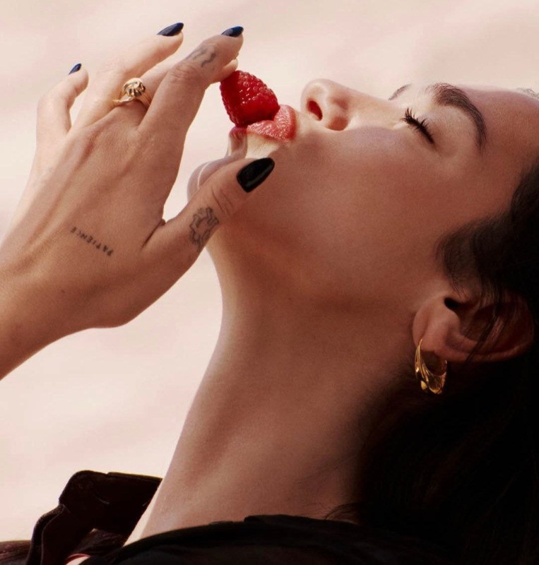 Фото: соцсети / @yslbeauty, @dualipa