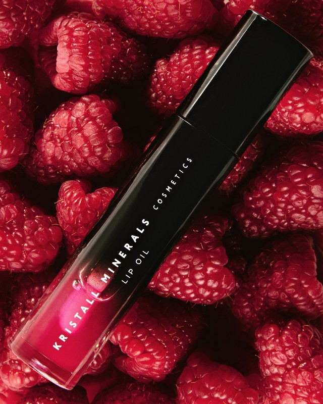 Фото: архивы пресс-службы Kristall Minerals Cosmetics. Масло для губ Lip Oil Glow & Care, 01 Raspberry