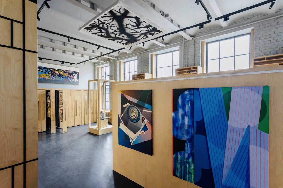 Фрагмент экспозиции в пространстве "Стрит-арт хранения". Фото: Анна Скударь: Предоставлено пресс-службой САХ