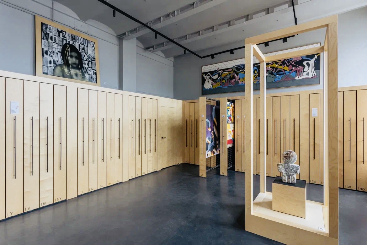 Фрагмент экспозиции в пространстве "Стрит-арт хранения". Фото: Анна Скударь: Предоставлено пресс-службой САХ