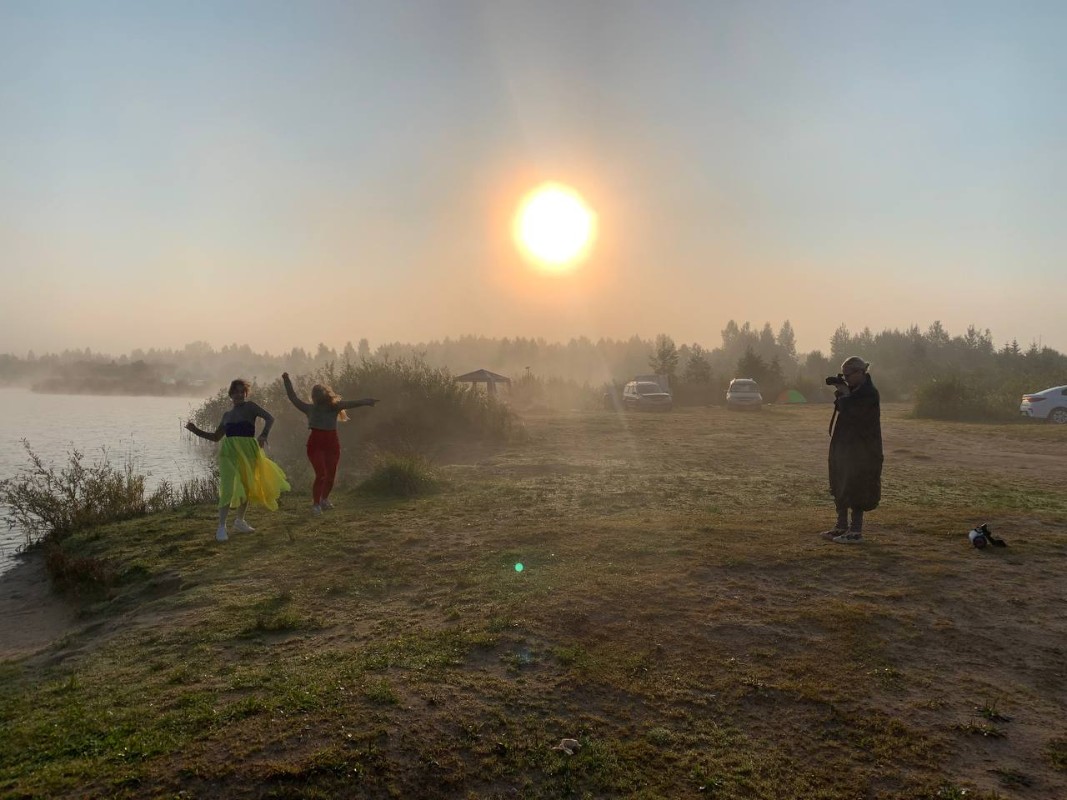 Фильм "Фестиваль…" Кати Ганюшиной и Марии Качалковой. Закадровая съемка. Фото: Герман Строганов. Предоставлено Катей и Марией