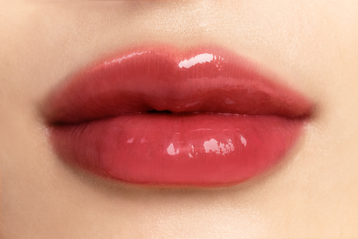 Фото: архивы пресс-службы d'Alba. Блеск-плампер Plumping Lip Glow Mood Volumizer (оттенок Ruby Rose)