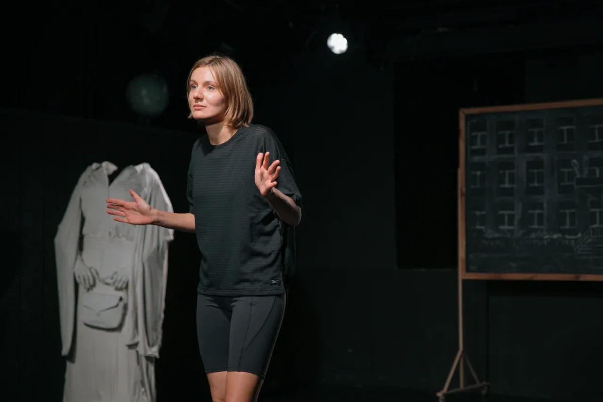 Сцена из спектакля "Расскажи мне про Гренландию" в Театре "Практика". Фото: Дарья Нестеровская. Предоставлено пресс-службой Театра "Практика"