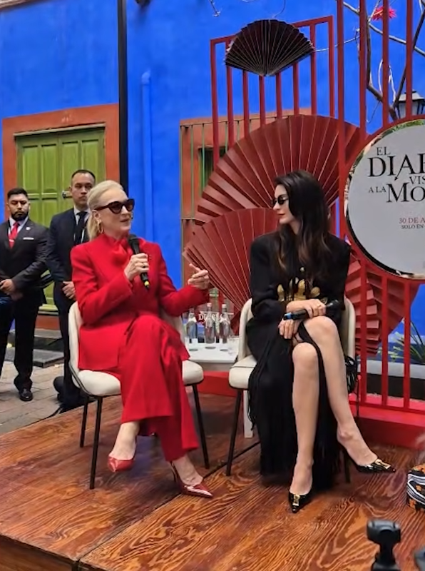 Мэрил Стрип и Энн Хэтэуэй. Фото: YouTube / @ExcelsiorMex