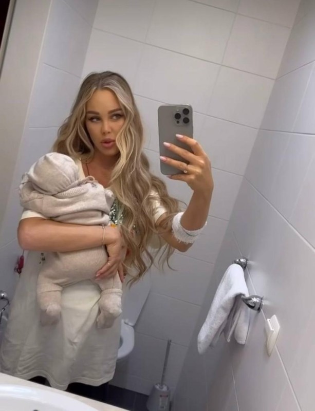 Мария Погребняк с четвертым сыном. Фото: соцсети / @mariapoga_