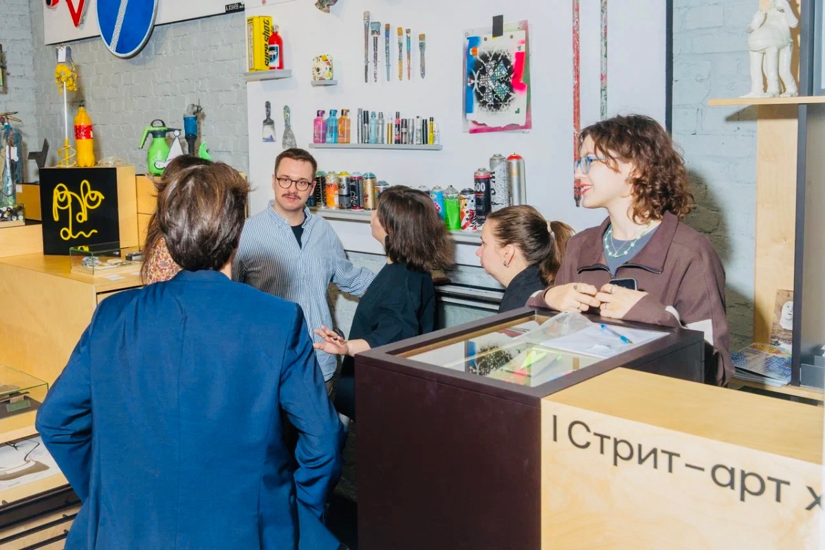 Полина Фищенко во время проведения экскурсии по "Стрит-арт хранению". Предоставлено командой САХ