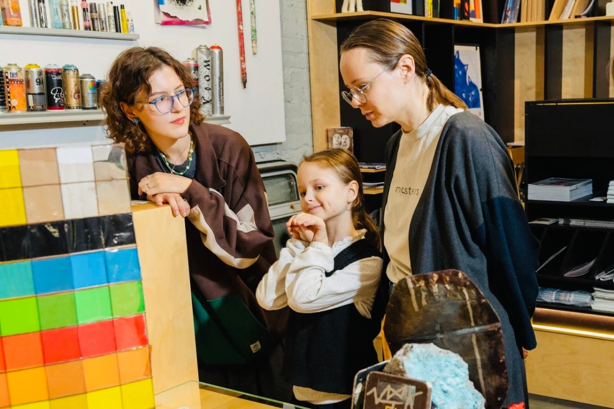 Полина Фищенко во время проведения экскурсии по "Стрит-арт хранению". Предоставлено командой САХ